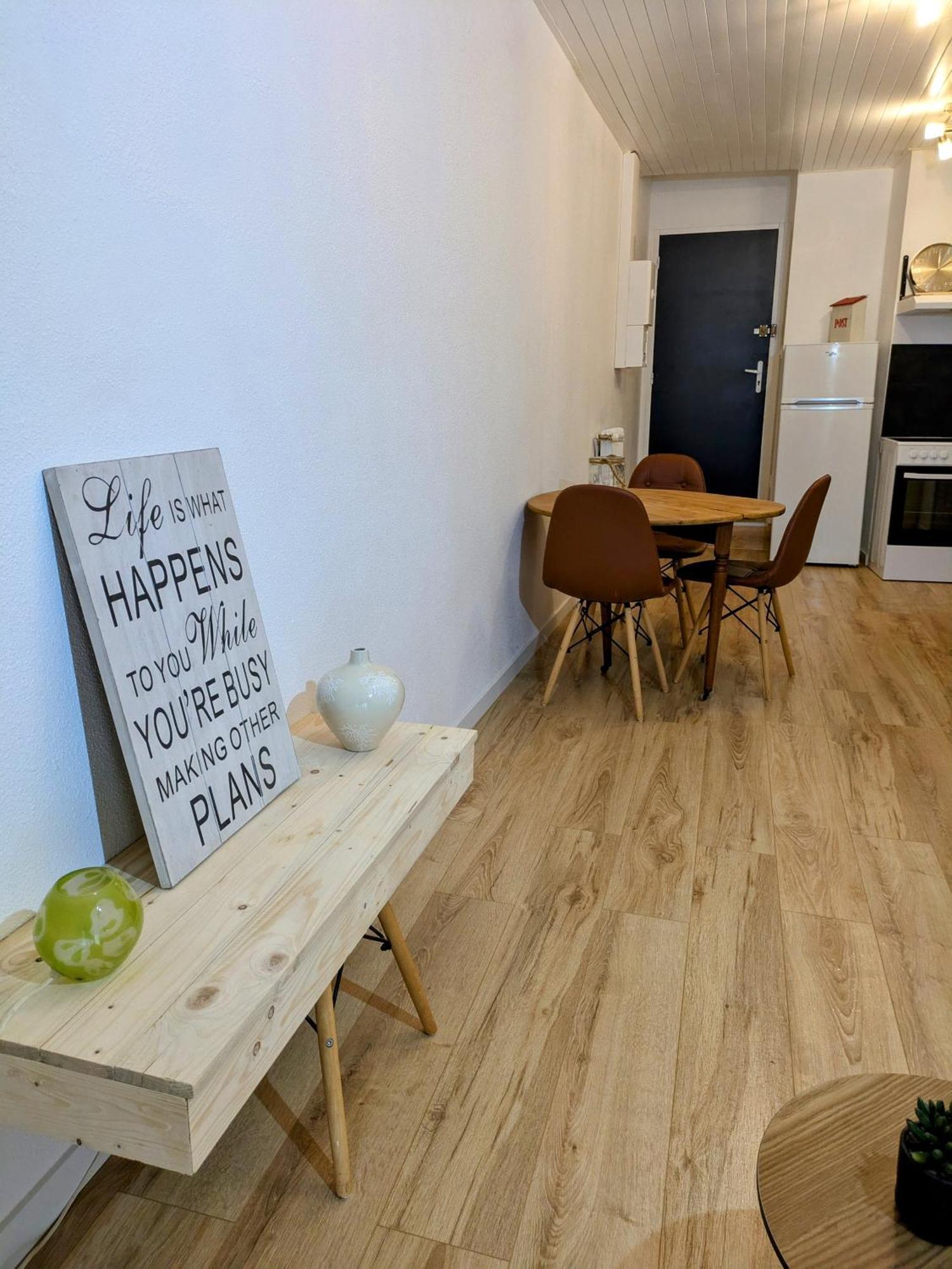 Sous La Tour Apartman Poligny  Kültér fotó