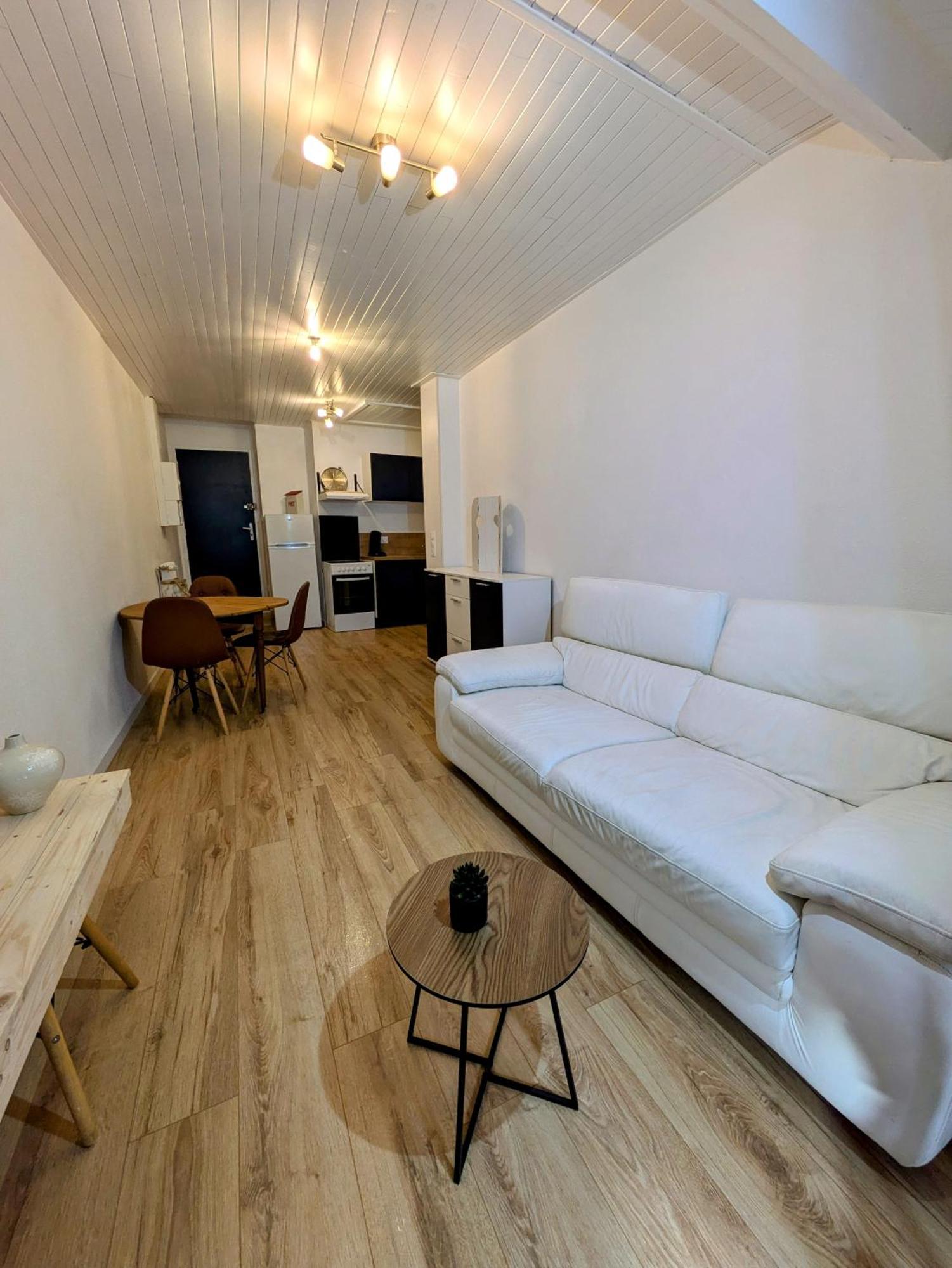 Sous La Tour Apartman Poligny  Kültér fotó