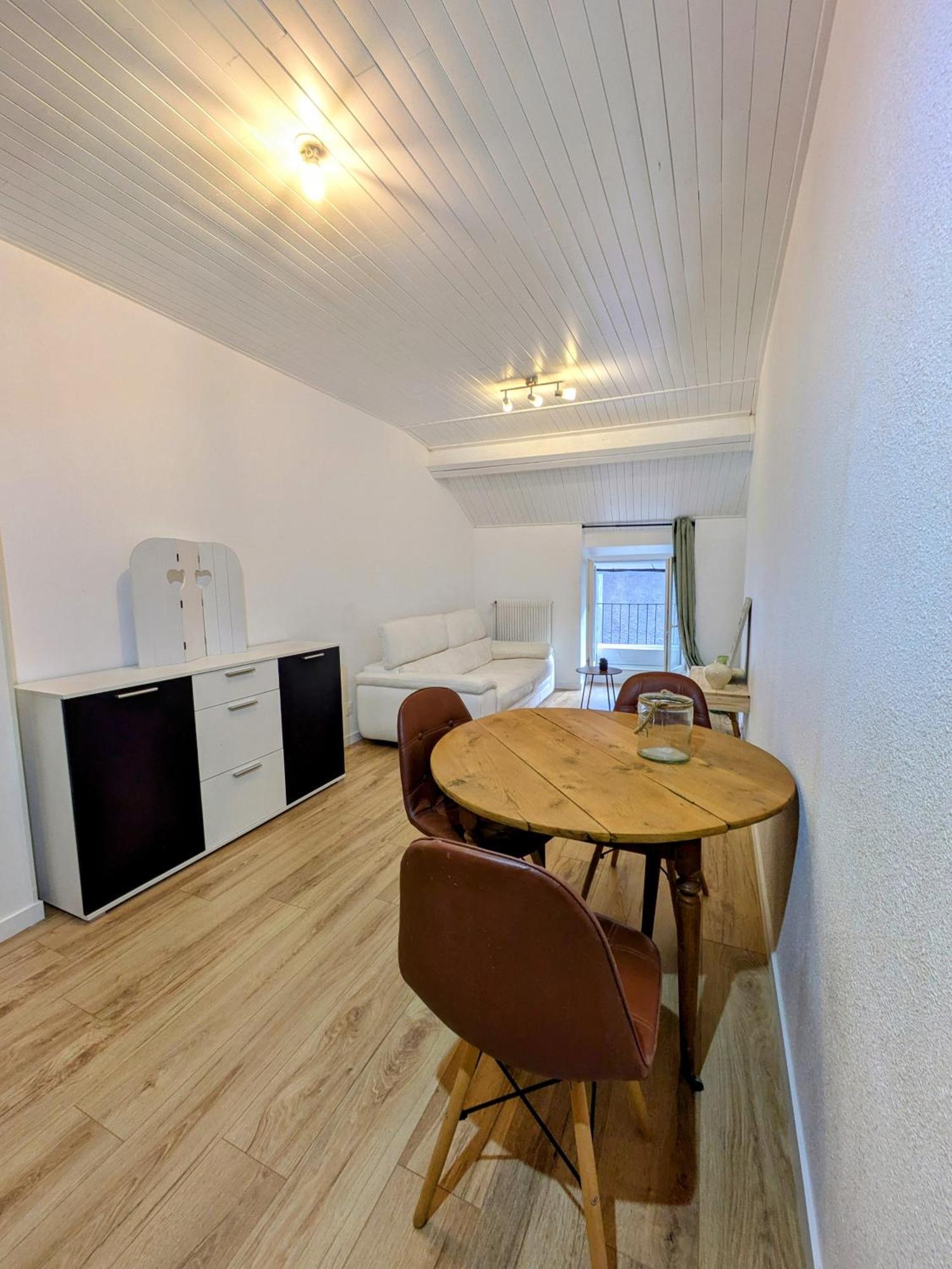 Sous La Tour Apartman Poligny  Kültér fotó